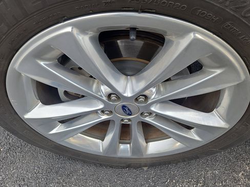 Used 2018 Ford Explorer XLT w/ Equipment Group 202A image 8