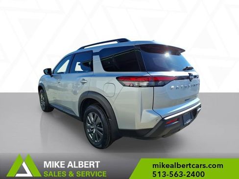 Used 2023 Nissan Pathfinder SV image 5