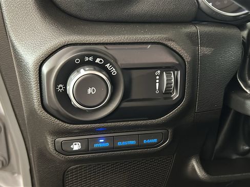 Used 2023 Jeep Wrangler Unlimited Sahara AWD/4WD image 23