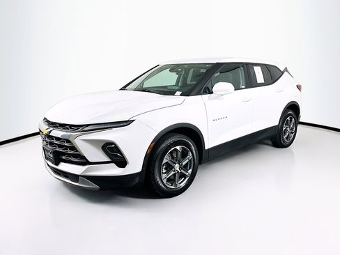 Used 2025 Chevrolet Blazer LT FWD image 3