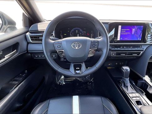 Used 2025 Toyota Camry SE FWD image 6