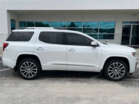 Used 2021 GMC Acadia Denali w/ Denali Technology Package FWD image 3