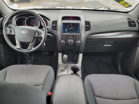 Used 2013 Kia Sorento LX w/ Value Pkg image 9
