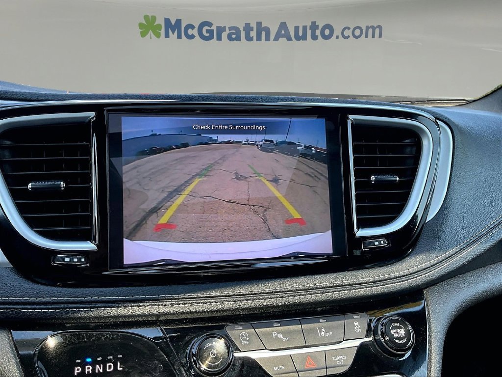 Used 2025 Chrysler Pacifica Limited FWD image 16