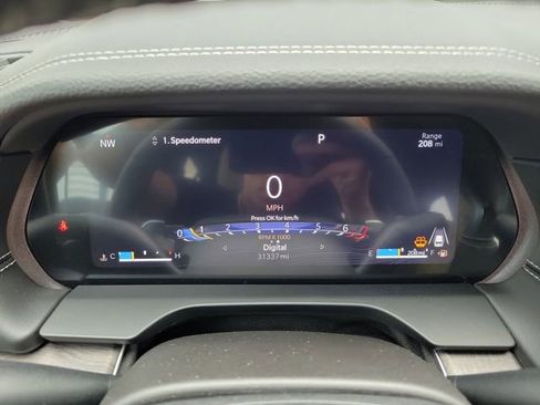 Used 2024 Jeep Grand Cherokee Limited w/ Black Appearance Package image 25