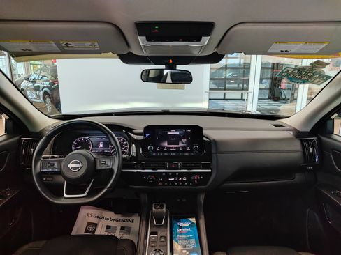 Used 2025 Nissan Pathfinder SV AWD/4WD image 31