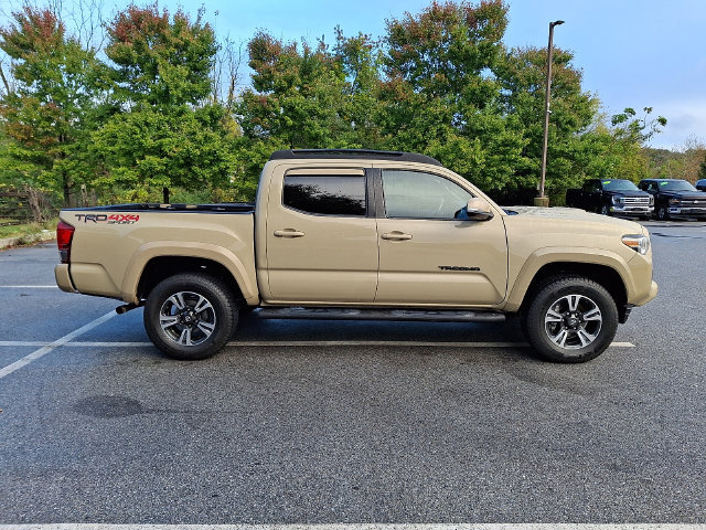 Used 2017 Toyota Tacoma TRD Sport w/ Premium & Technology Package AWD/4WD image 7