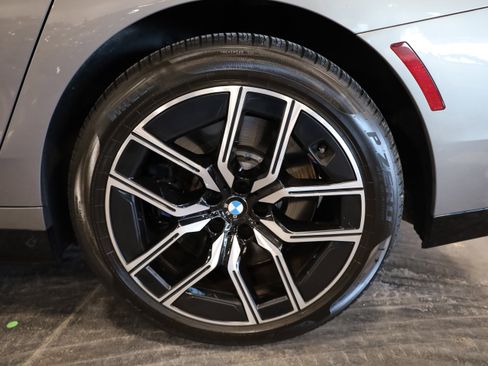 Used 2023 BMW 760i xDrive w/ Executive Package image 12