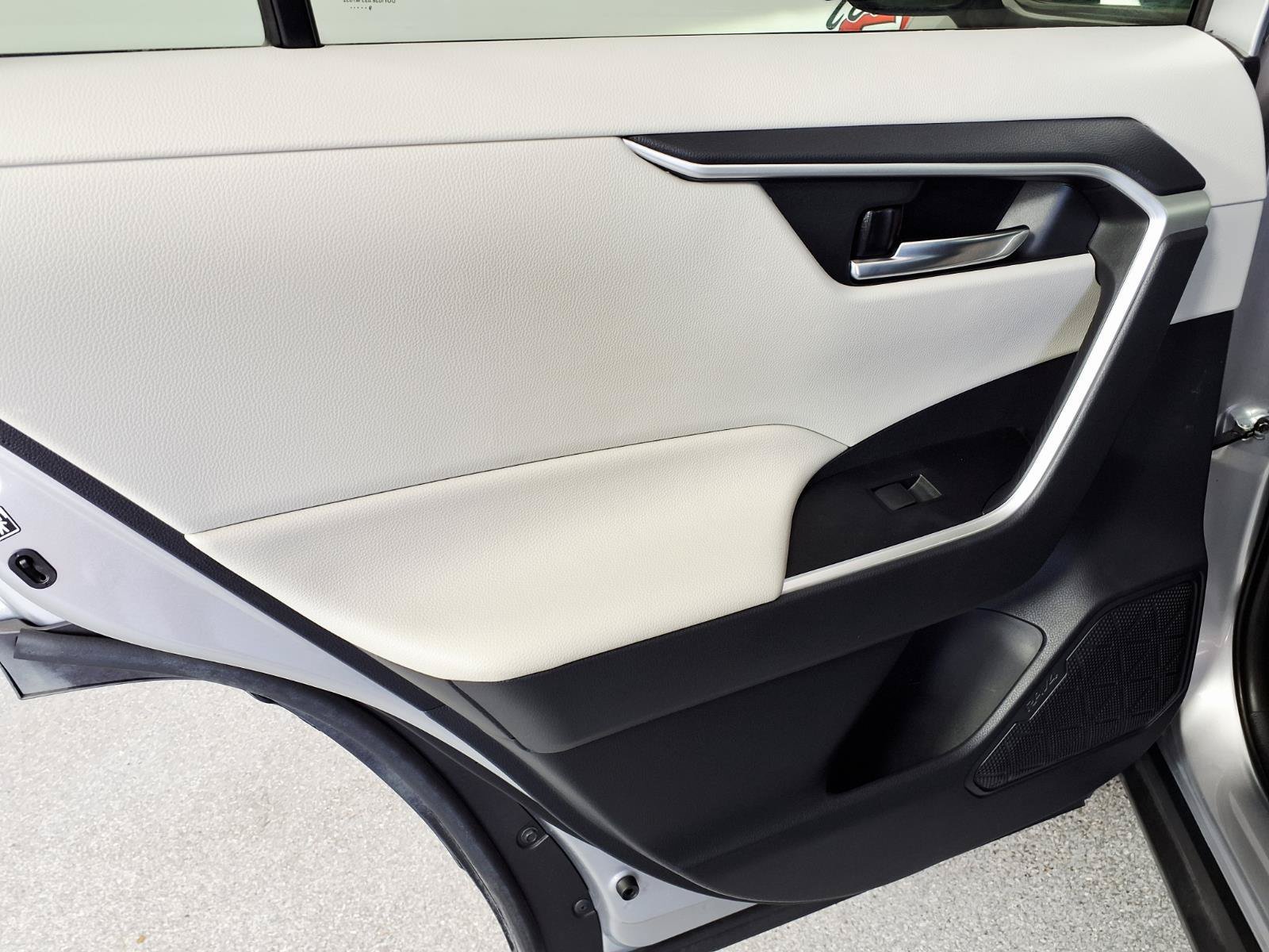 Used 2019 Toyota RAV4 XLE FWD image 12