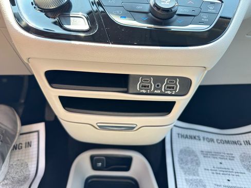 Used 2023 Chrysler Pacifica Touring-L FWD image 26