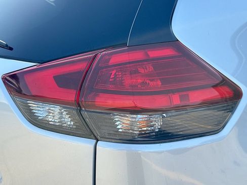 Used 2017 Nissan Rogue SV FWD image 31