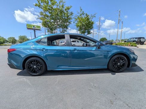 Used 2025 Toyota Camry SE image 4