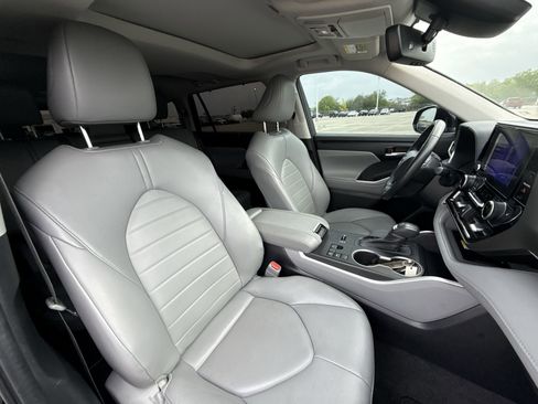 Used 2023 Toyota Highlander XLE image 27
