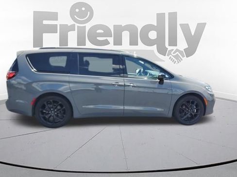 Used 2025 Chrysler Pacifica Limited FWD image 6