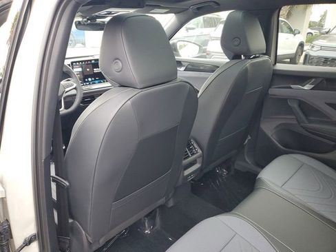New 2026 Volkswagen Tiguan SE R-Line FWD image 10