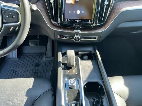 Used 2022 Volvo XC60 B5 Momentum AWD/4WD image 11