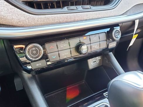 Certified 2024 Jeep Compass Latitude image 11