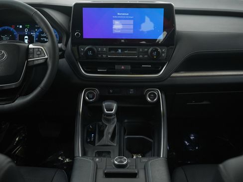 Used 2024 Toyota Grand Highlander Platinum image 18