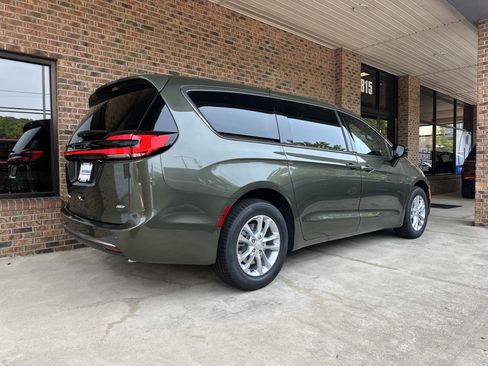 New 2027 Chrysler Pacifica Select AWD/4WD image 18