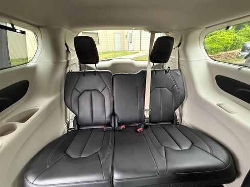 Used 2018 Chrysler Pacifica Touring-L FWD image 28
