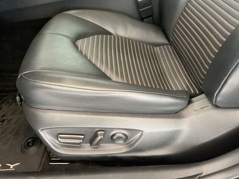 Used 2020 Toyota Camry SE image 12