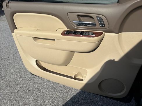 Used 2012 Chevrolet Suburban LTZ RWD image 24