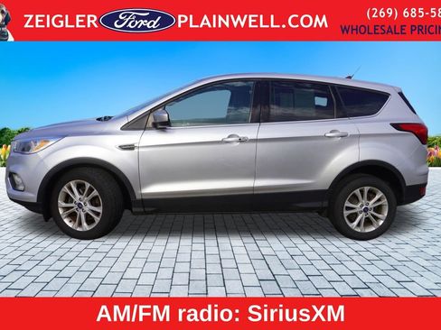 Used 2019 Ford Escape SE image 2