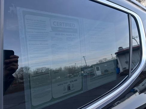 Used 2023 GMC Acadia SLT w/ Technology Package image 30