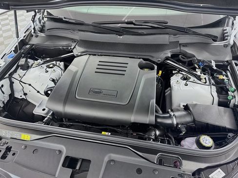 Used 2025 Land Rover Discovery Dynamic SE image 32