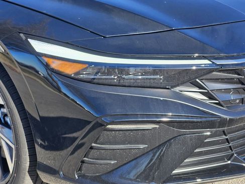 New 2025 Hyundai Elantra Limited FWD image 8