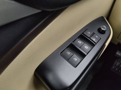 Used 2018 Toyota Highlander Plus FWD image 27