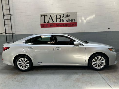 Used 2013 Lexus ES 300h w/ Luxury Pkg FWD image 2