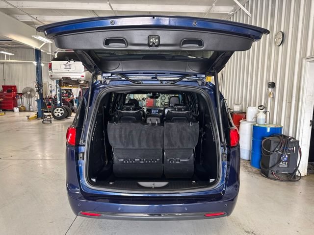Used 2019 Chrysler Pacifica Limited w/ Advanced Safetytec Group FWD image 11
