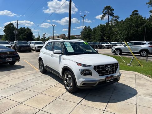 Certified 2025 Hyundai Venue SEL FWD image 3