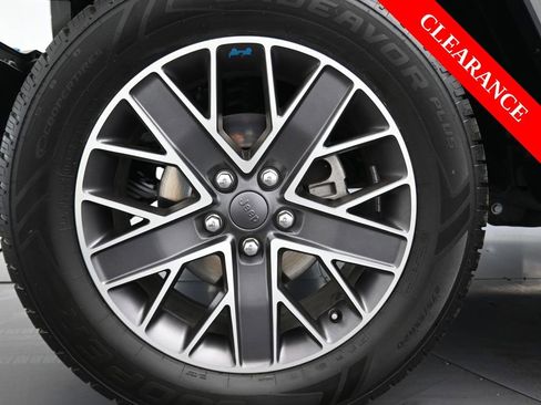 Used 2022 Jeep Wrangler Unlimited Sahara image 38