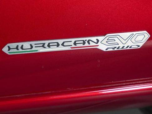 Used 2021 Lamborghini Huracan EVO image 17