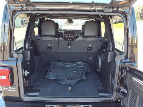 Used 2022 Jeep Wrangler Unlimited Sahara AWD/4WD image 21