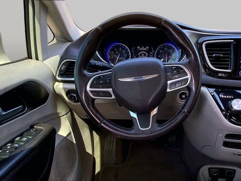 Used 2017 Chrysler Pacifica Touring-L FWD image 5