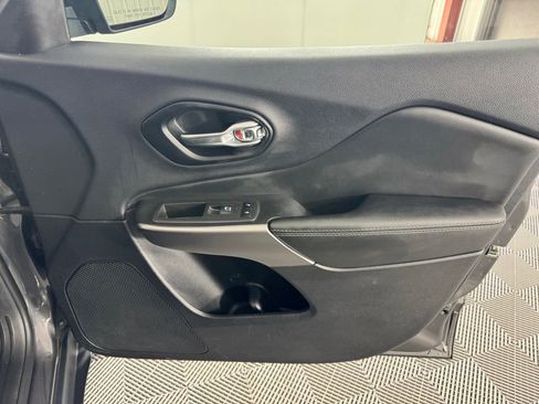 Used 2022 Jeep Cherokee Limited image 25