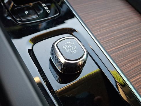 Certified 2023 Volvo XC60 B5 Ultimate w/ Climate Package image 22