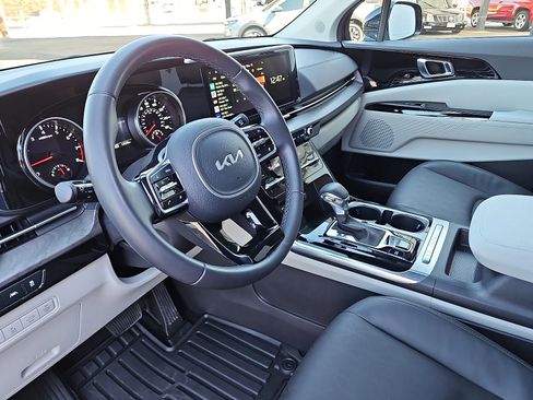 Used 2024 Kia Carnival EX image 10