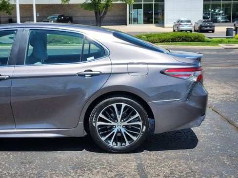 Used 2018 Toyota Camry SE w/ Moonroof Package FWD image 4