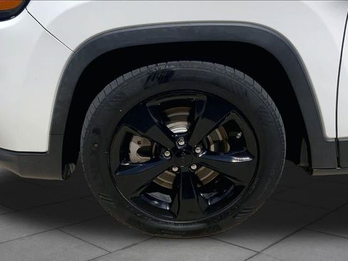Used 2019 Jeep Cherokee Latitude Plus FWD image 11