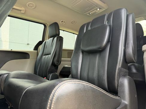 Used 2015 Chrysler Town & Country Touring-L w/ Driver Convenience Group FWD image 10