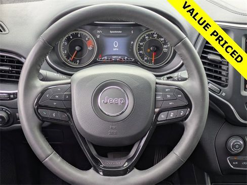 Used 2023 Jeep Cherokee Altitude Lux image 19