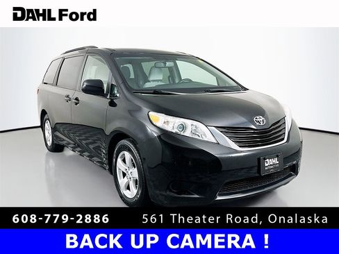 Used 2015 Toyota Sienna LE image 1