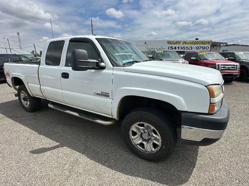 Used 2006 Chevrolet Silverado 2500 LT w/ Heavy-Duty Power Package image 2