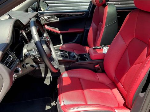 Certified 2025 Porsche Macan image 5