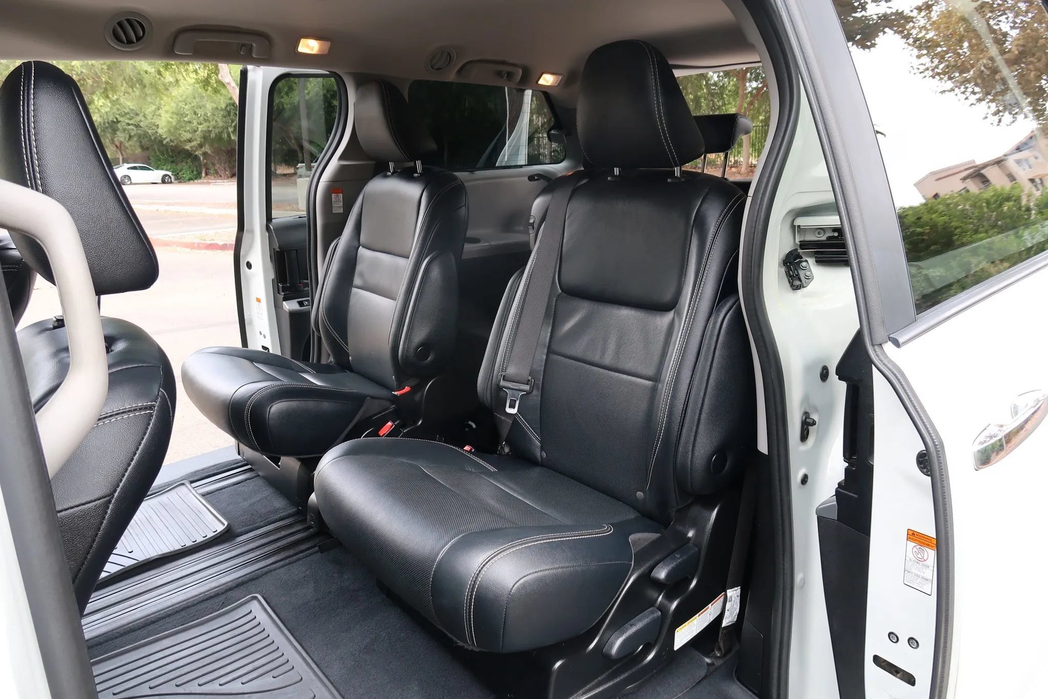 Used 2018 Toyota Sienna SE w/ Carpet Mat Package FWD image 15
