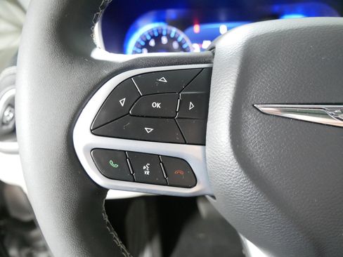 Used 2023 Chrysler Pacifica Limited AWD/4WD image 27